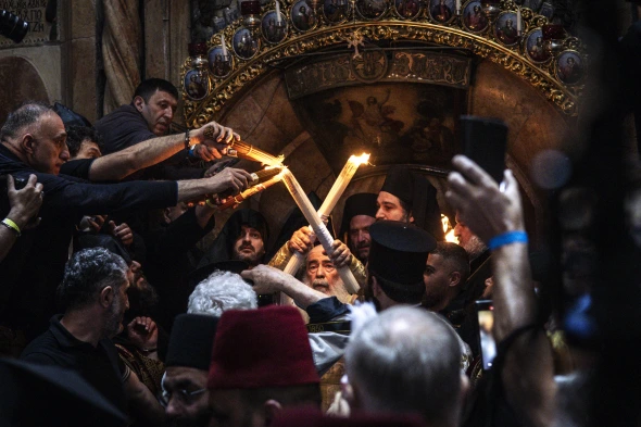 Благодатний вогонь зійшов у храмі Гробу Господнього в Єрусалимі: відео
