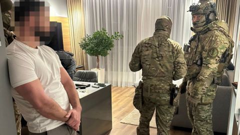 Гнилі продукти для ЗСУ та мільйонні відкати: ДБР накрило масштабну схему